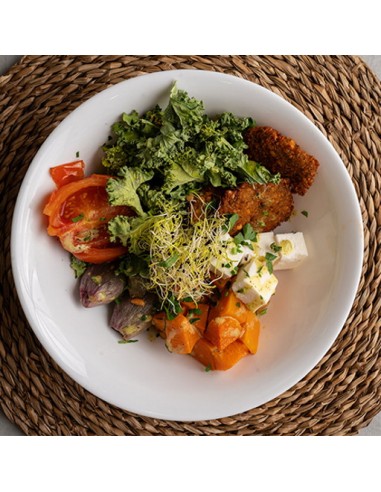 Bowl mediterráneo con salsa de mostaza y hierbas aromáticas. Comida a domicilio.