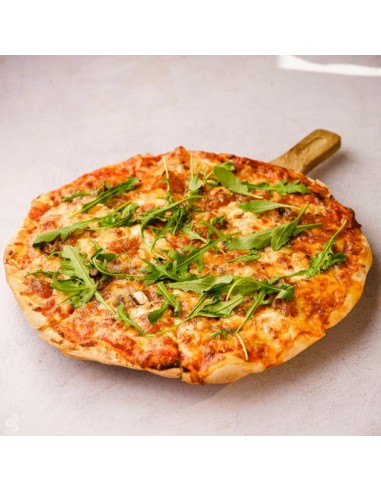 Pizza con cebolla caramelizada, queso de cabra fresco y rúcula. Comida a domicilio.