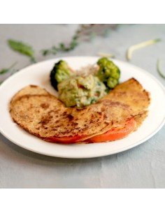Quesadilla integral caprese con guacamole.